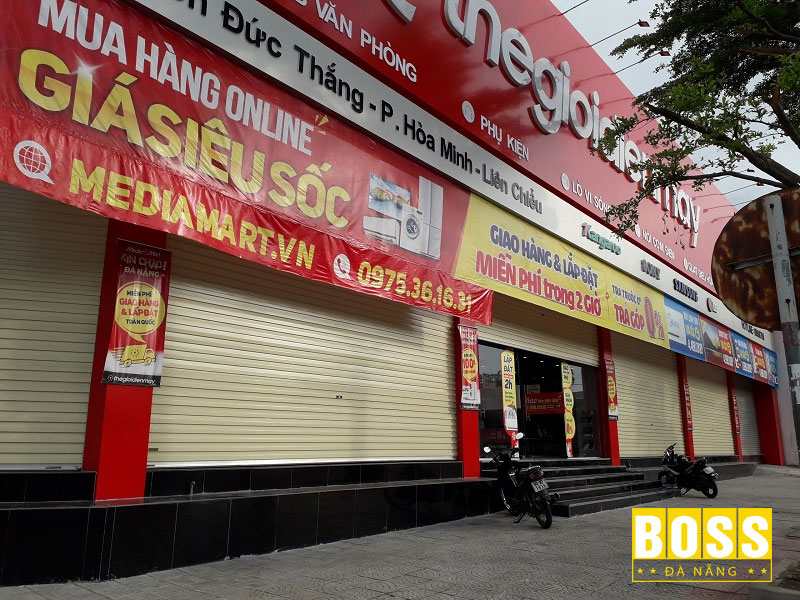 Hinh-anh-thi-cong-cua-cuon-tam-lien-bossdoor-tai-mediamart-da-nang-bossdoordanang