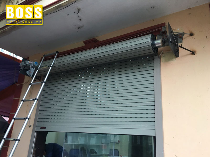 Cau-tao-cua-cua-cuon-ket-hop-cua-kinh-bossdoor