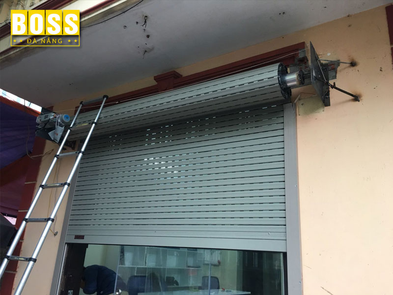 Chi-phi-lap-dat-cua-cuon-ket-hop-cua-kinh-bao-nhieu-bossdoor