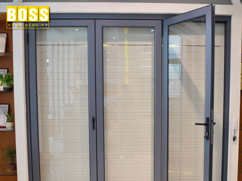 Co-nen-lap-dat-cua-cuon-ket-hop-cua-kinh-khong-bossdoor