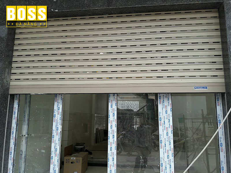 Cua-cuon-ket-hop-cua-kinh-la-gi-bossdoor