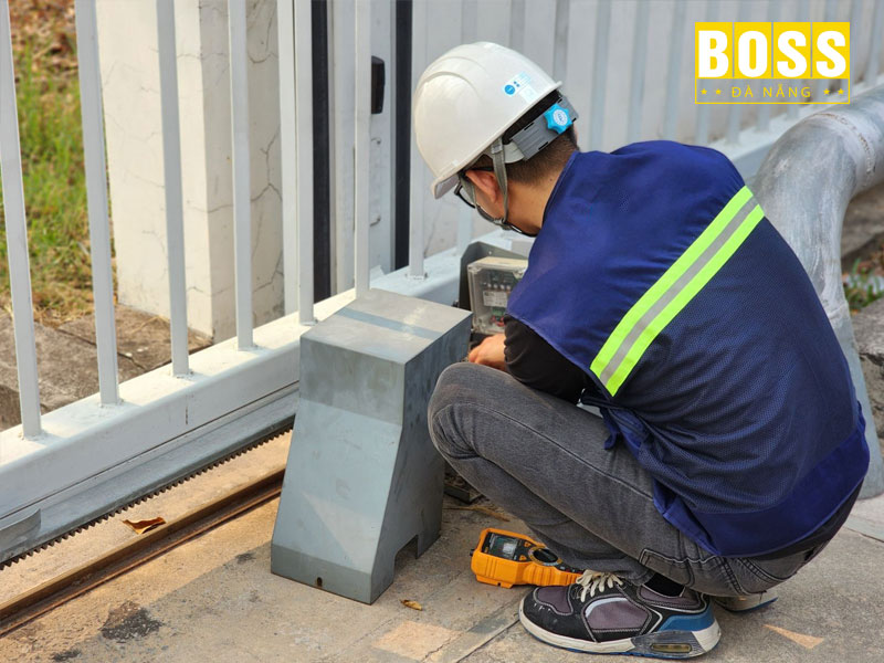 Cach-bao-duong-cong-tu-dong-ben-dep-dai-lau-bossdoordanang