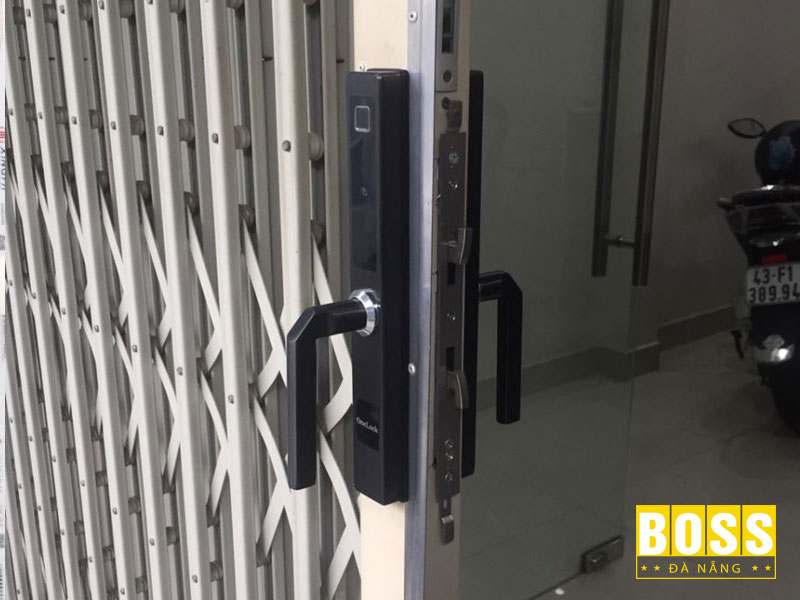 Cach-mo-khoa-cua-sat-keo-don-gian-bossdoordanang