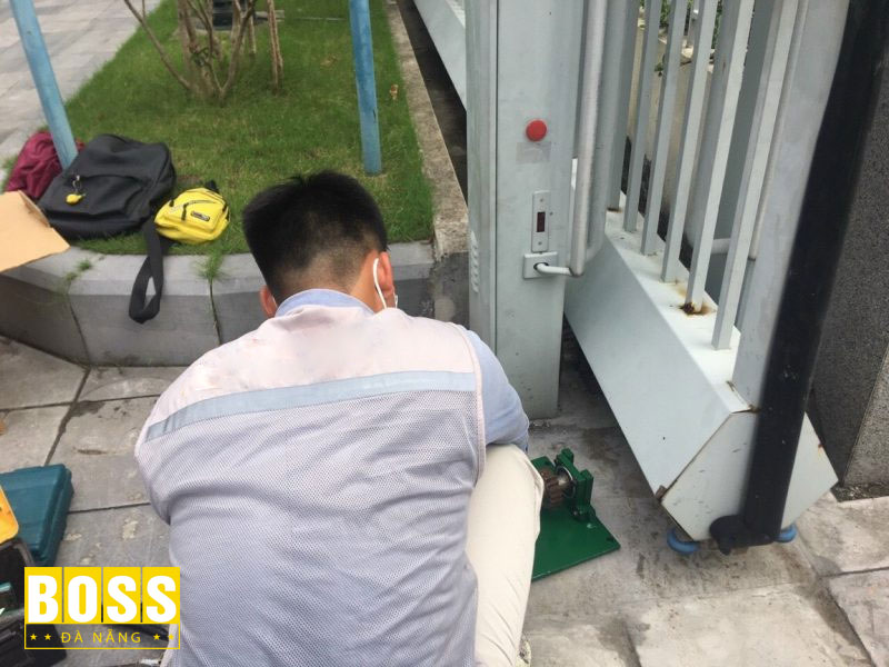 Cong-tu-dong-bi-loi-do-khong-tien-hanh-bao-duong-bao-tri-dinh-ky-bossdoordanang