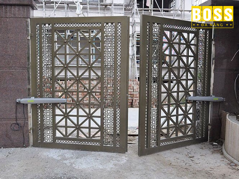 Vai-luu-y-khi-dung-cach-mo-cong-tu-dong-luc-mat-dien-bossdoordanang