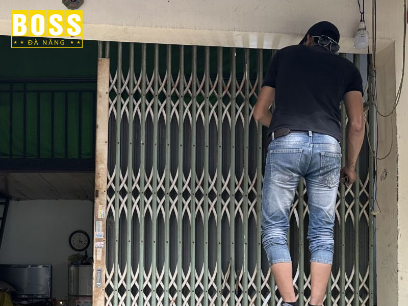 Ve-sinh-be-mat-bossdoordanang