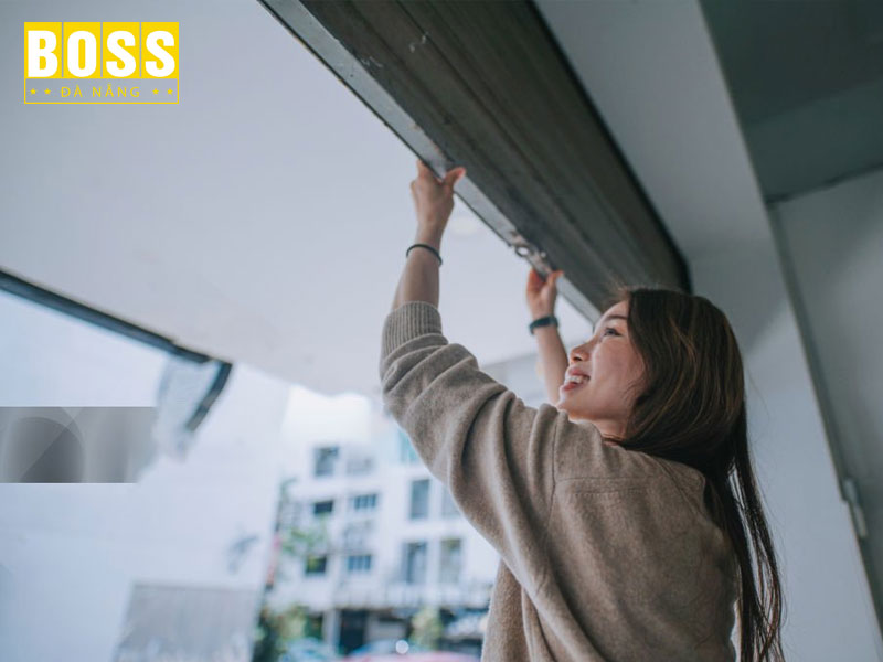 Cach-mo-cua-cuon-bang-tay-bossdoordanang