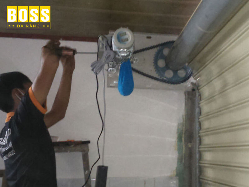 Cach-sua-cua-cuon-bi-ket-bossdoordanang