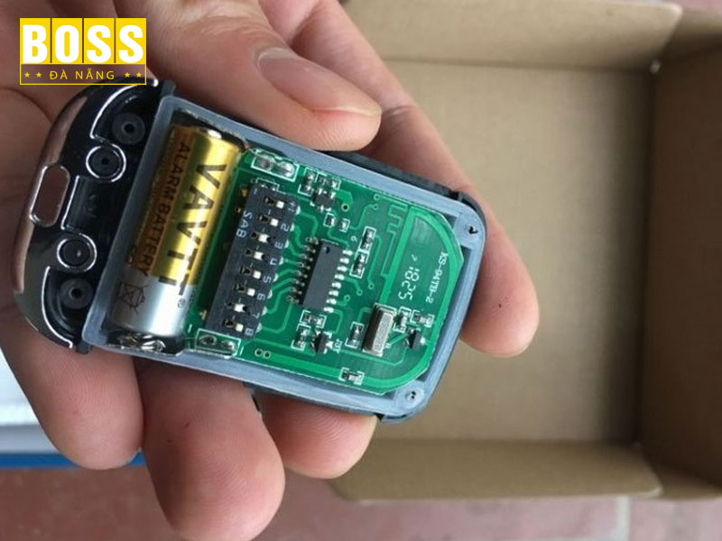 Cach-thay-pin-remote-cua-cuon-don-gian-bossdoordanang