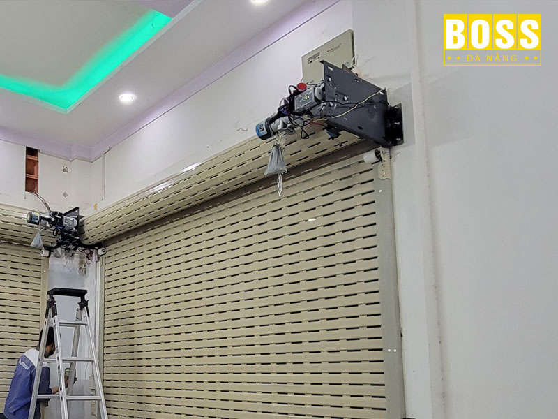 Cach-ve-sinh-motor-cua-cuon-bossdoordanang