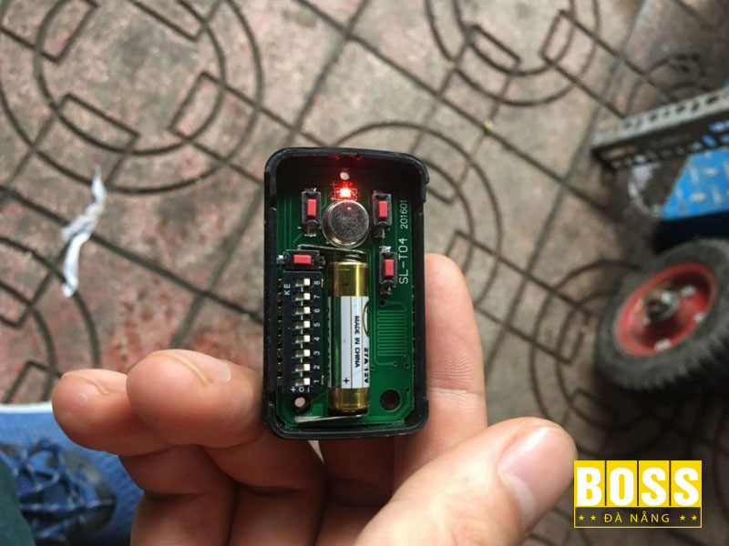 Chi-phi-thay-pin-dieu-khien-cua-cuon-bossdoordanang