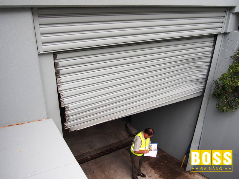 Cua-cuon-bi-dut-nan-co-nguy-hiem-khong-bossdoordanang