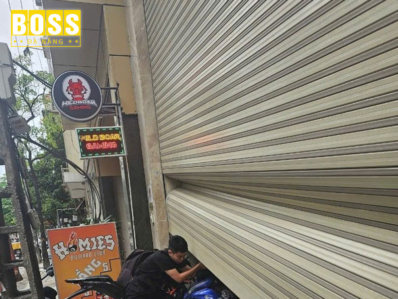 Cua-cuon-bi-ket-nan-khien-cua-bi-dung-khi-hoat-dong-bossdoordanang