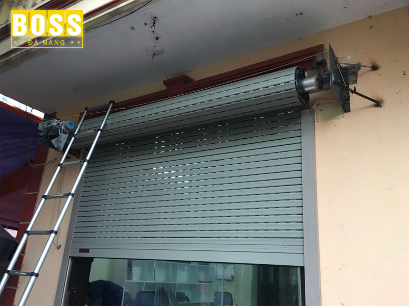 Cua-cuon-dung-do-bi-hong-lo-xo-bossdoordanang