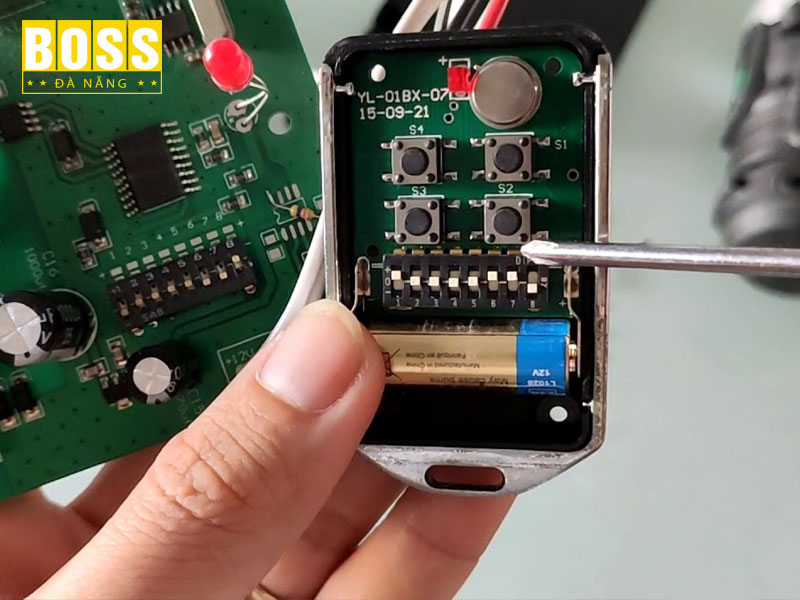 Huong-dan-cac-cach-doi-ma-khoa-dieu-khien-cua-cuon-don-gian-bossdoordanang