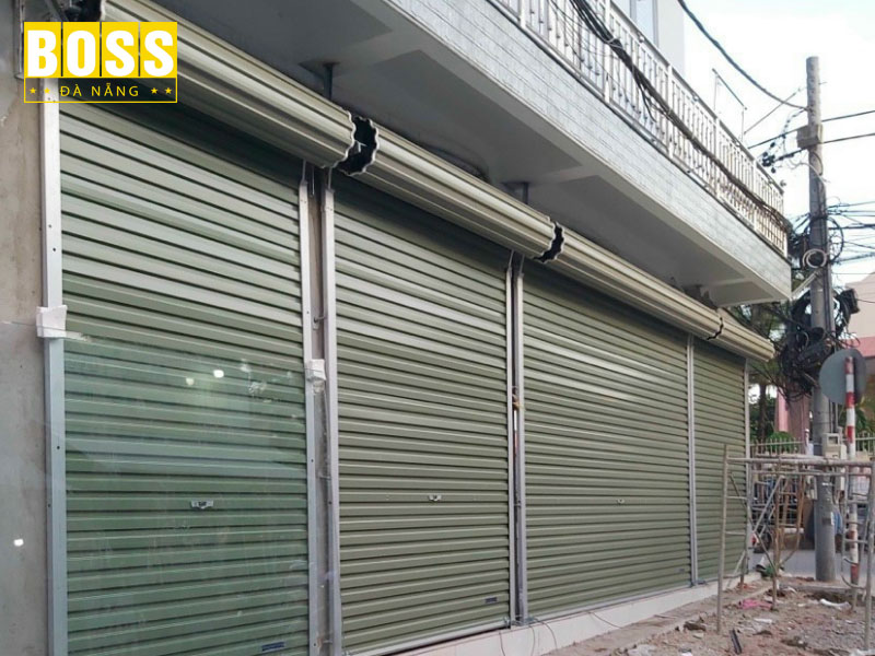 Lap-dat-cua-cuon-co-lo-cuon-ben-ngoai-bossdoordanang