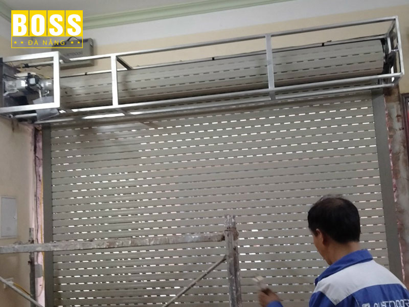 Lap-dat-cua-cuon-co-lo-cuon-ben-trong-bossdoordanang