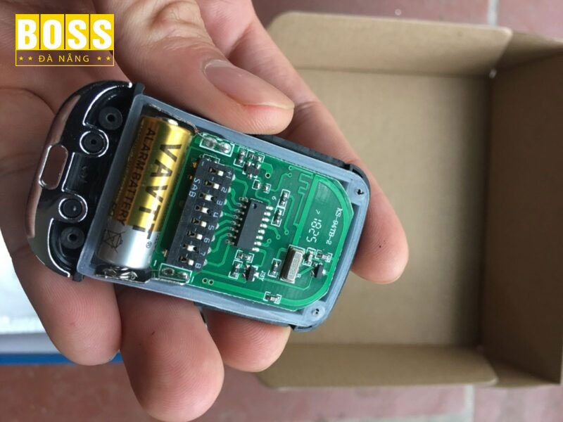 Nen-lam-gi-khi-remote-cua-cuon-bi-vo-nuoc-bossdoordanang