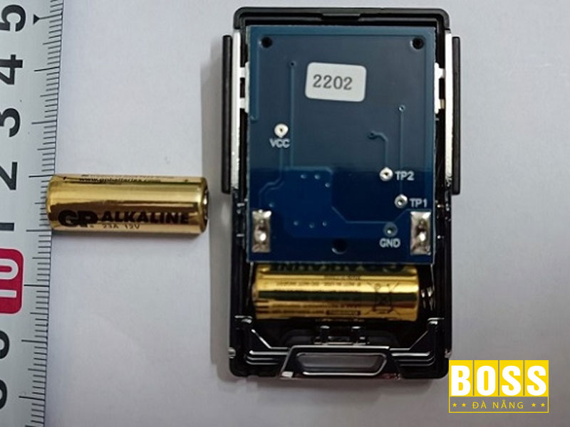 Thay-pin-phu-hop-cho-remote-bossdoordanang