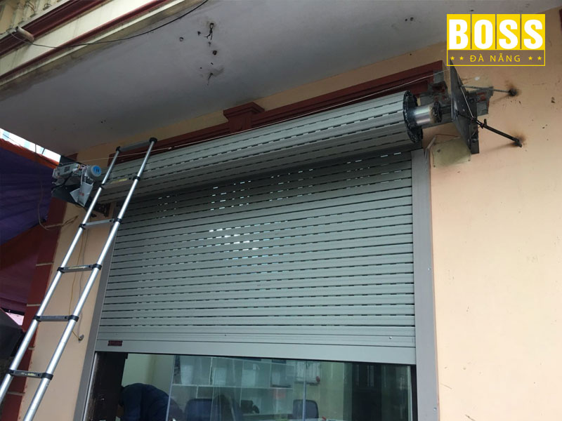 Ve-sinh-ray-cua-cuon-bossdoordanang