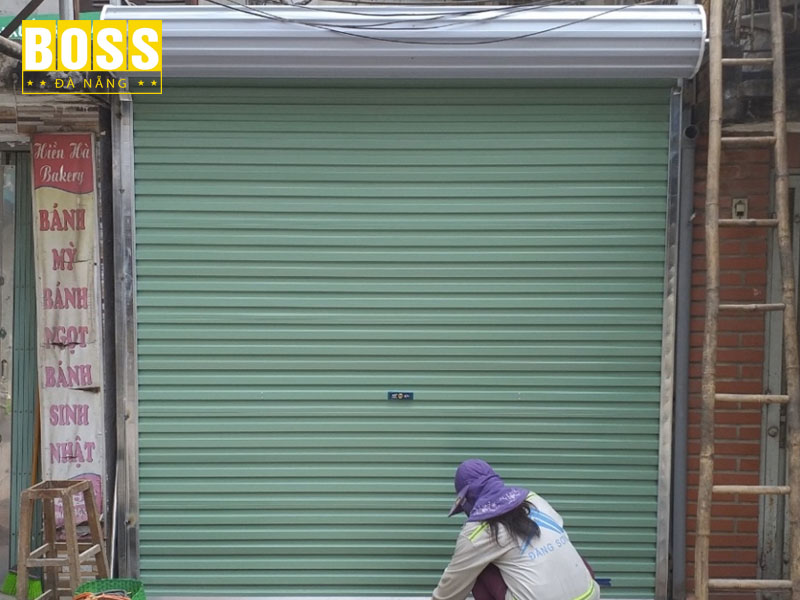 Cach-khac-phuc-cua-cuon-thu-cong-khong-keo-xuong-duoc-bossdoordanang