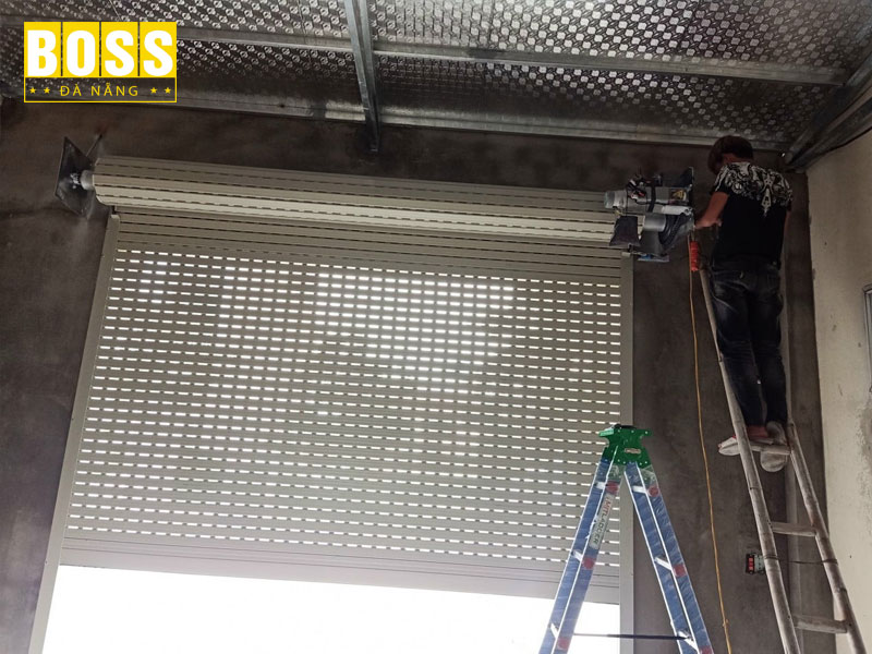 Chi-phi-lap-dat-va-su-dung-cua-cuon-tu-dong-co-dat-khong-bossdoordanang