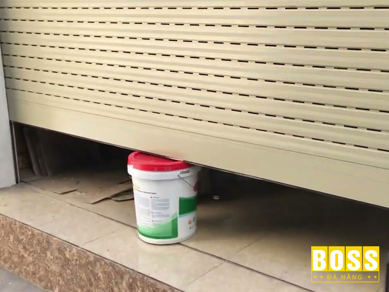 Cua-cuon-khong-tu-dong-dao-chieu-khi-gap-vat-can-bossdoordanang