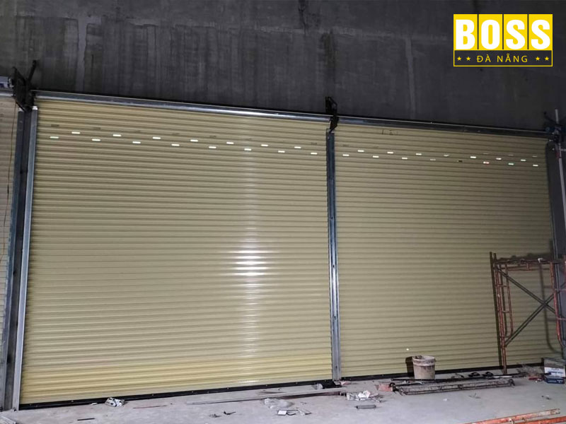 Cua-cuon-tu-dong-duoc-xay-dung-trong-cac-nha-xuong-xi-nghiep-1-bossdoordanang