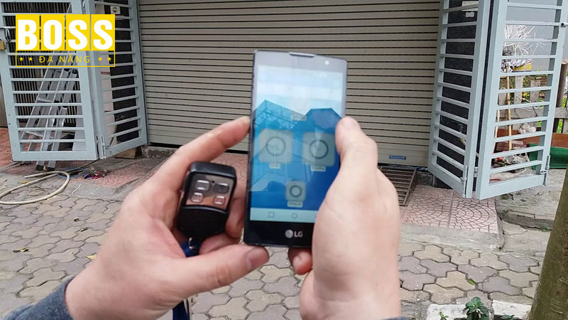 Dieu-khien-cua-cuon-bang-dien-thoai-tren-inut-bossdoordanang
