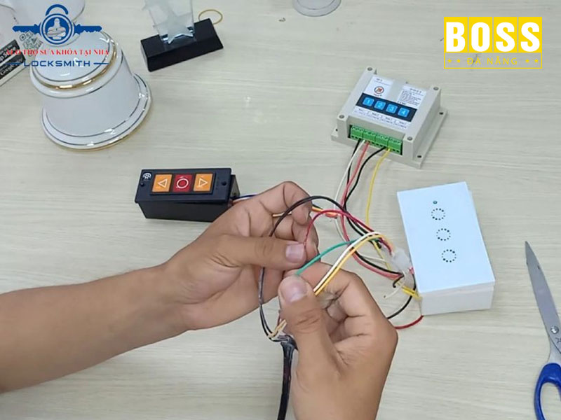 Su-dung-nut-bam-am-tuong-bossdoordanang