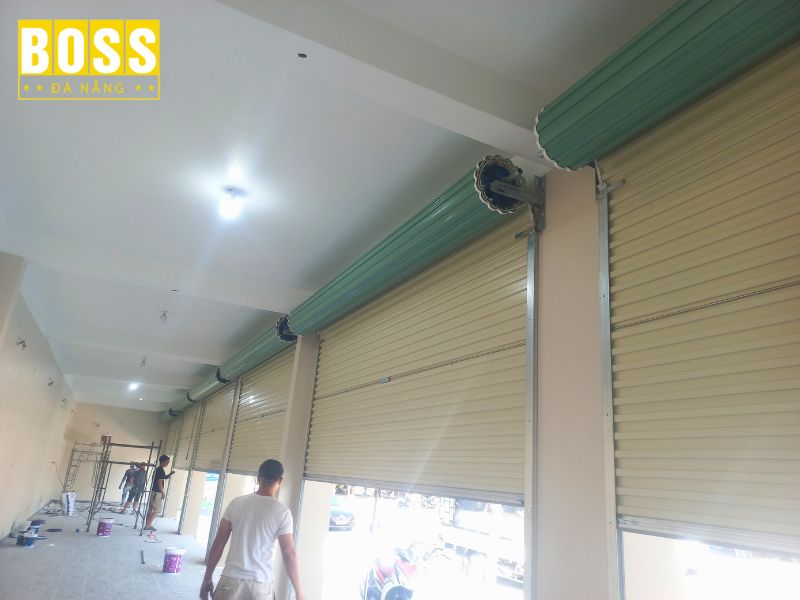 Thi-cong-cua-cuon-tam-lien-cn-uc-keo-tay-cho-kiot-cho-man-thai-bossdoordanang-2