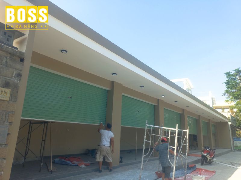 Thi-cong-cua-cuon-tam-lien-cn-uc-keo-tay-cho-kiot-cho-man-thai-bossdoordanang-3