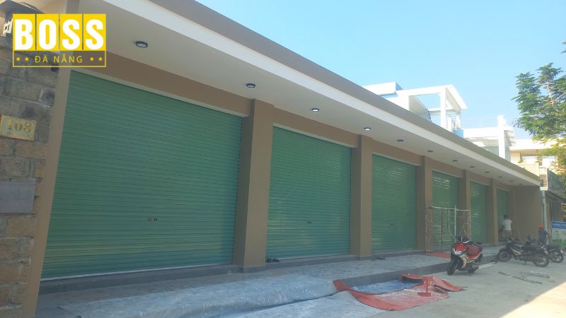 Thi-cong-cua-cuon-tam-lien-cn-uc-keo-tay-cho-kiot-cho-man-thai-bossdoordanang