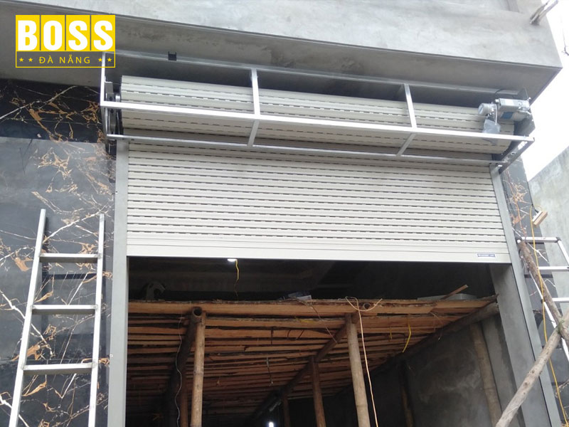 Lap-dat-cua-cuon-co-he-thong-bao-dong-an-toan-uy-tin-o-dau-bossdoordanang