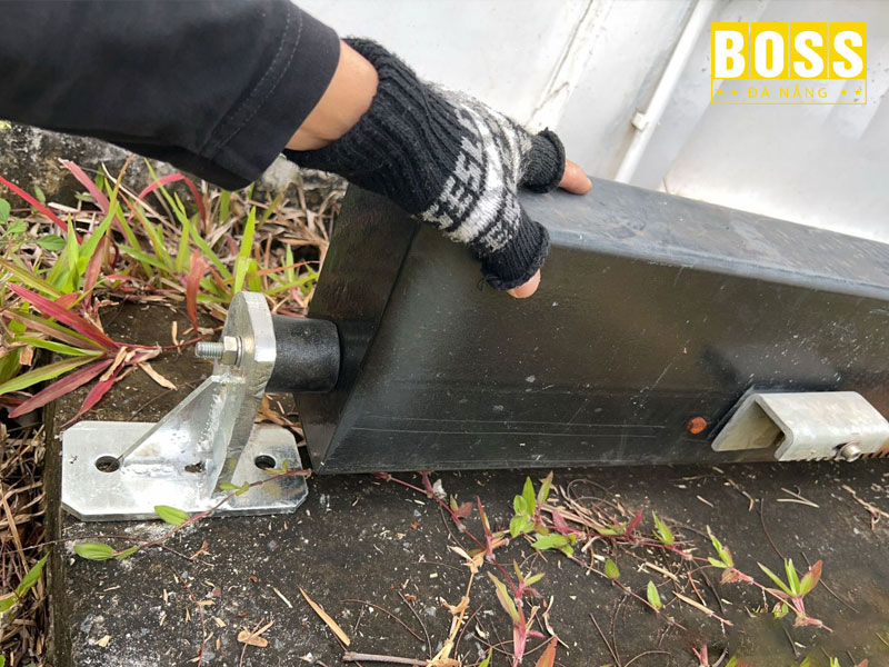 Cong-phat-ra-tieng-keu-la-khi-van-hanh-bossdoordanang