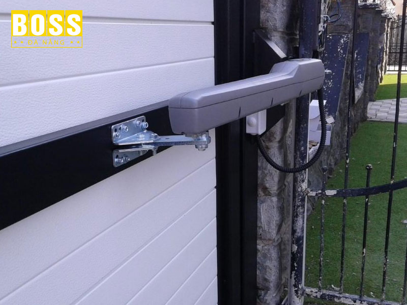 Cong-tu-dong-canh-tay-don-bossdoordanang