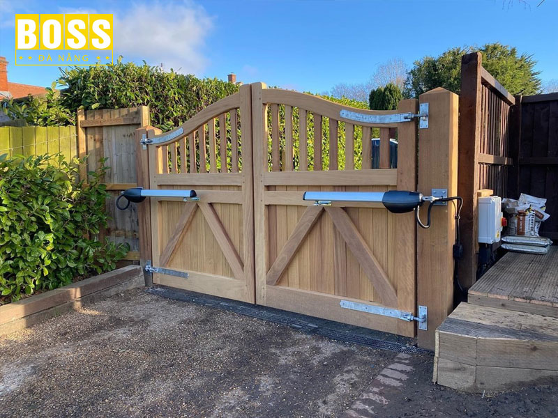 Giai-phap-tiet-kiem-nang-luong-cho-cong-tu-dong-bossdoordanang