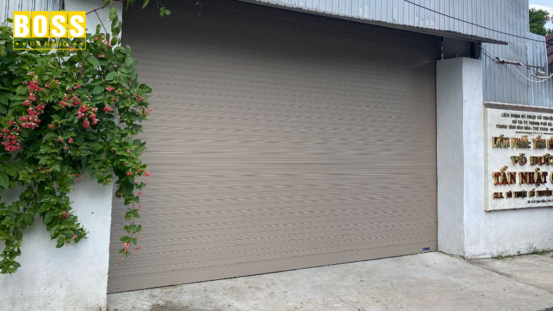 Thi-cong-cua-cuon-khe-thoang-nha-chi-hien-nguyen-luong-bang-bossdoordanang