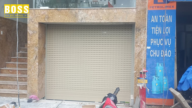 Thi-cong-cua-cuon-khe-thoang-sagodoor-cho-anh-thong-bossdoordanang