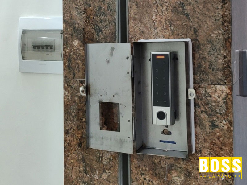 Cong-nghe-duoc-tich-hop-trong-bo-mo-cua-cuon-thong-minh-bossdoordanang