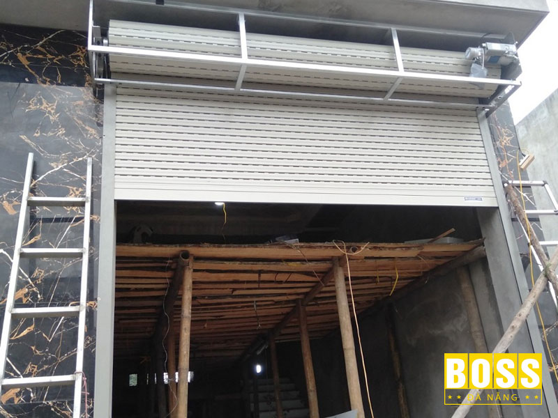 Nhung-dieu-can-luu-y-khi-chon-don-vi-lap-dat-cua-cuon-bossdoor