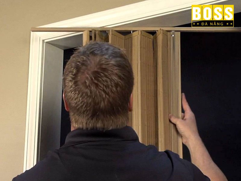 Huong-dan-cach-lap-rap-cua-xep-nhua-tu-a-z-bossdoordanang