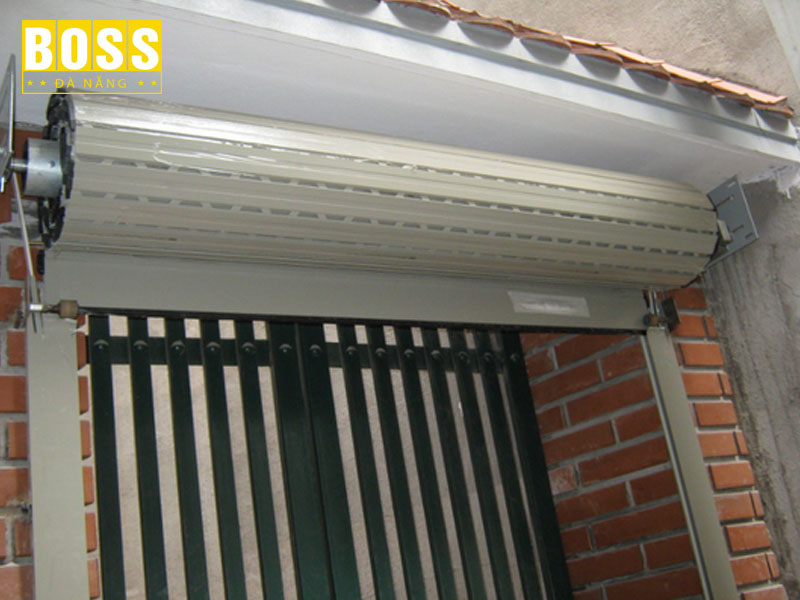 Kinh-nghiem-khi-chon-don-vi-lap-dat-cua-cuon-uy-tin-bossdoordanang