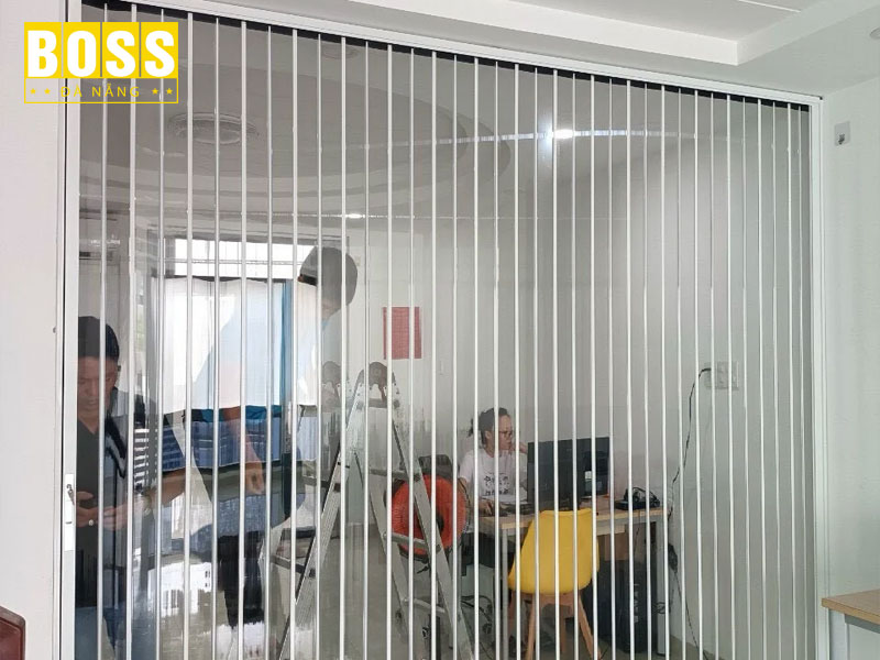 Cau-tao-co-ban-cua-cua-xep-nhua-trong-suot-bossdoordanang