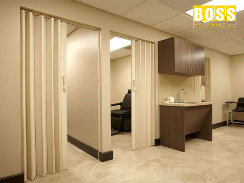 Tai-sao-nen-su-dung-cua-nhua-xep-cho-nha-ve-sinh-bossdoordanang