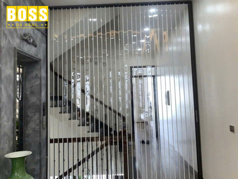 Uu-va-nhuoc-diem-cua-cua-xep-nhua-trong-suot-bossdoordanang