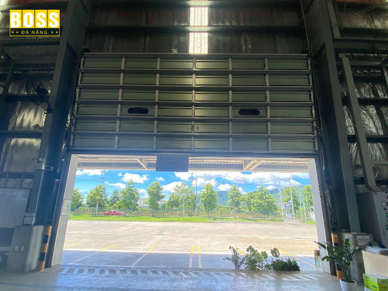 Bossdoor-da-nang-don-vi-sua-chua-cua-cuon-truot-tran-chuyen-nghiep-bossdoordanang