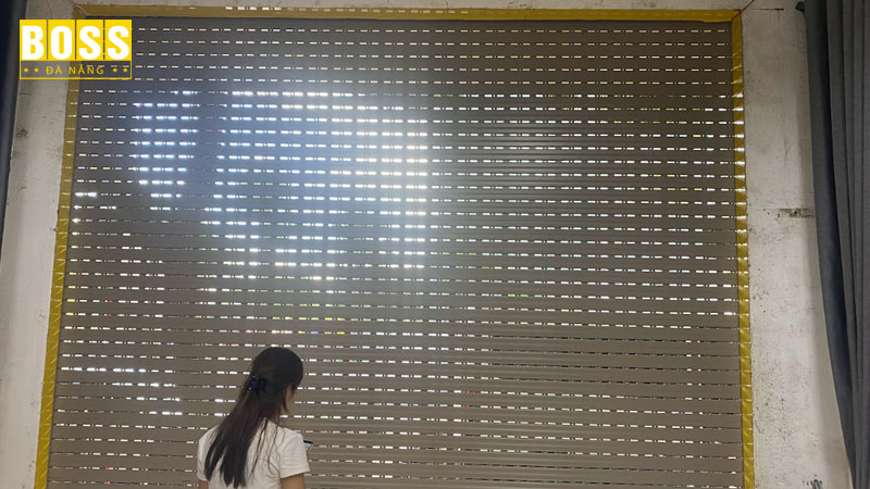 Thi-cong-cua-cuon-khe-thoang-eurodoor-cho-anh-thong-bossdoordanang